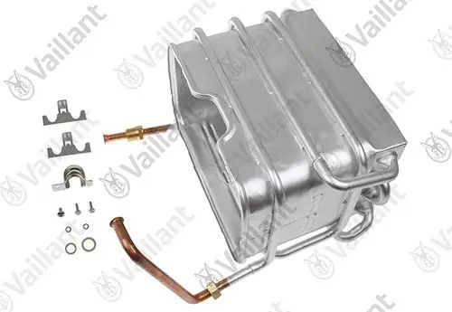 Vaillant Wärmetauscher aus Metall mit mehreren Anschlüssen und Montagesatz, einschließlich Rohren und Befestigungselementen, für Heizungsinstallationen.